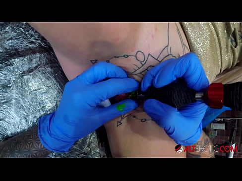 ❤️ Ekstreem tattooed hottie Sully Savage krige in tattoo op har klitoris ☑  Seks by wy ❌️